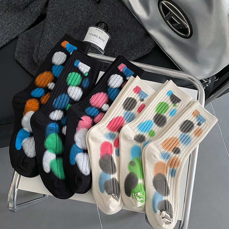 Les chaussettes à pois tie-dye