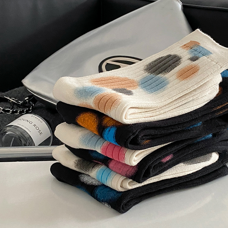 Les chaussettes à pois tie-dye