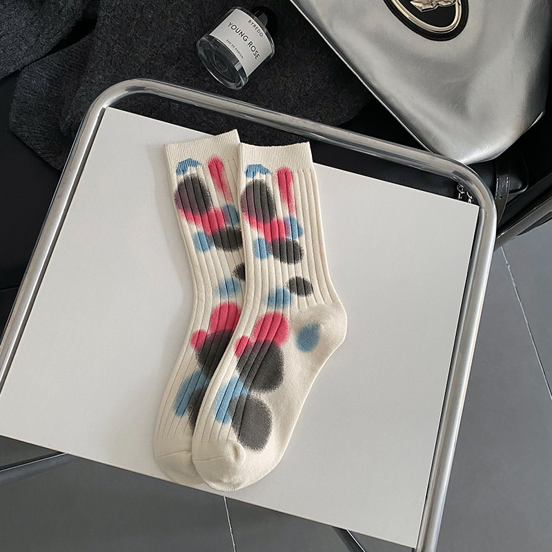 Les chaussettes à pois tie-dye