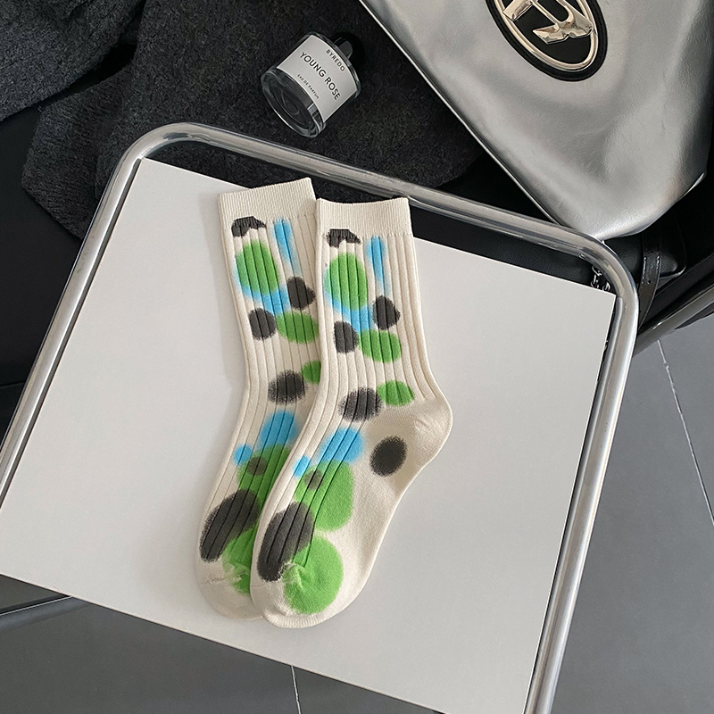 Les chaussettes à pois tie-dye