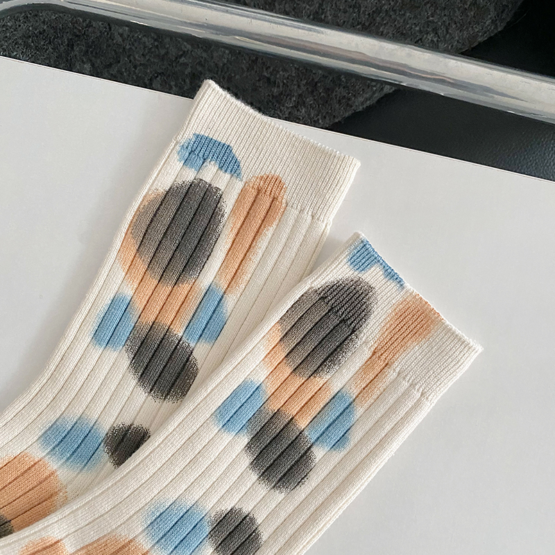 Les chaussettes à pois tie-dye