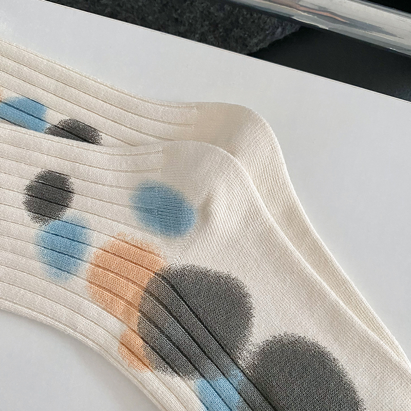 Les chaussettes à pois tie-dye